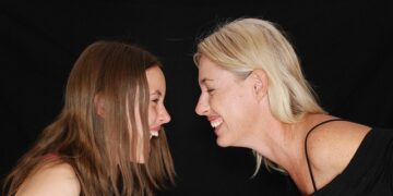 Consejos desde la psicología juvenil: ¿realmente se puede ser amigo de tu hijo adolescente?